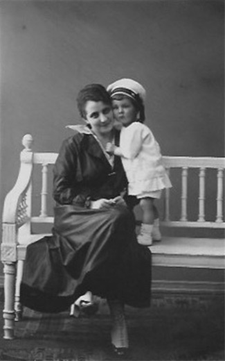 Lily Knips and her son Lothar, 3 years old   |  © Sylvia Paskin, London