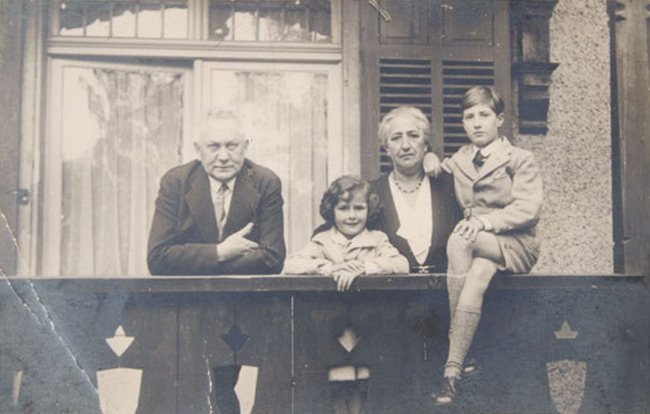 Hermann and Ida Wronker with their grandchildren