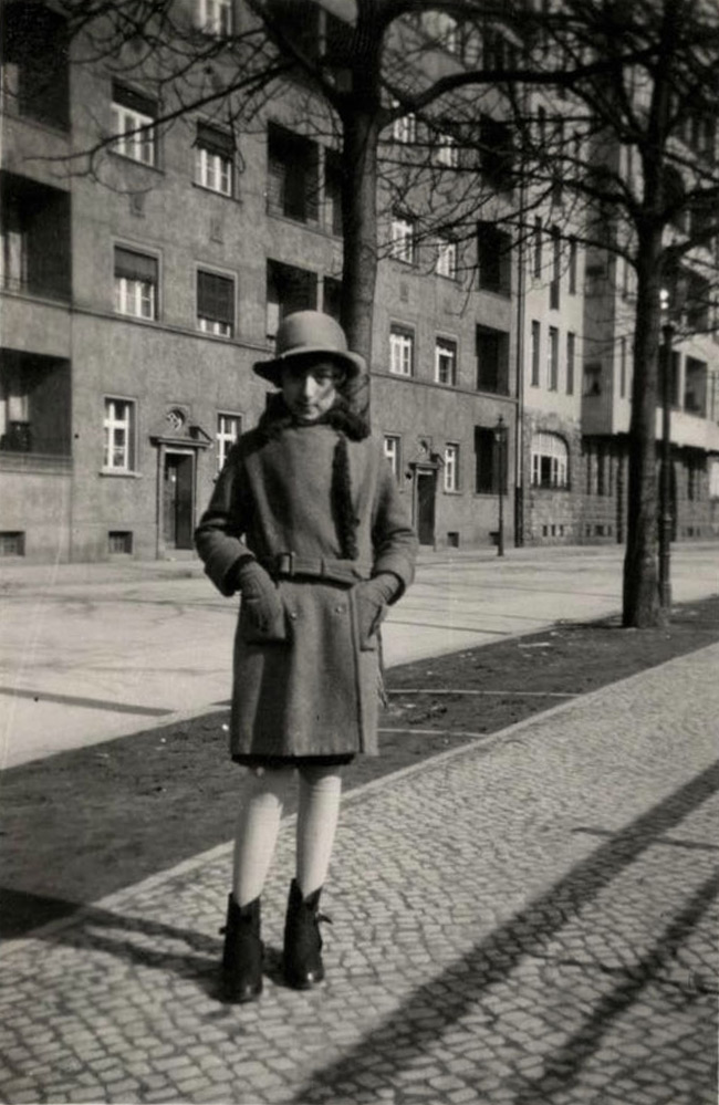 Ursula Kastan in front of her home on Krefelder Strasse in Berlin-Moabit   |  © Claudia Samter, Buenos Aires