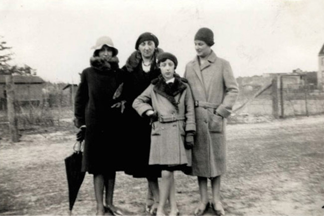 Frida Kastan née Stargardt and her sister Else Simon née Stargardt, with their daughters Ursula and Helga   |  © Claudia Samter, Buenos Aires