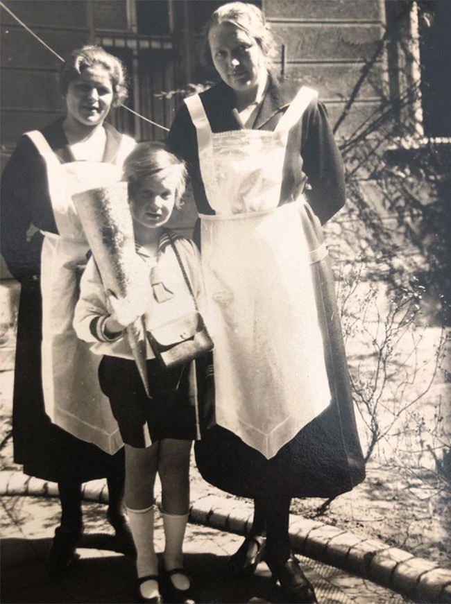 Bernhard, with Anna and Elfriede, Berlin 1925   |  © Naomi and Paul Fiegel, Sydney