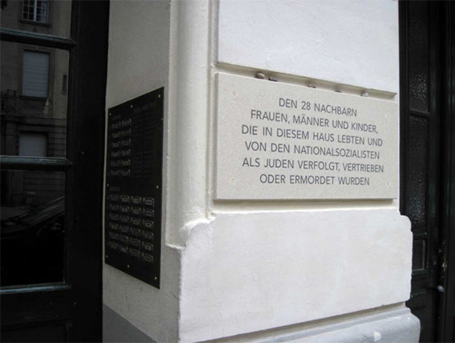 Commemorative plaque on Apostel-Paulus-Straße 26, 2012   |  © Gabrielle Pfaff