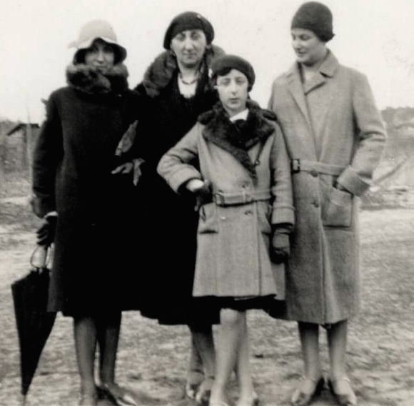 Die Schwestern Frida Kastan und Else Simon mit ihren Töchtern Ursula Kastan und Helga Kaufmann in Berlin.    |  © Claudia Samter, Buenos Aires