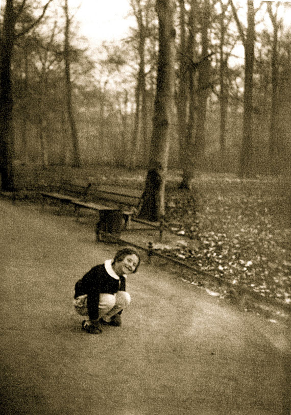 Eva Wolffheim im Berliner Tiergarten | © Karen Levi