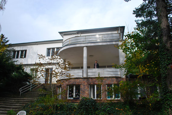 Jo Glanville auf der Terrasse der Lyckallee 30, 2018   |  © Jani Pietsch