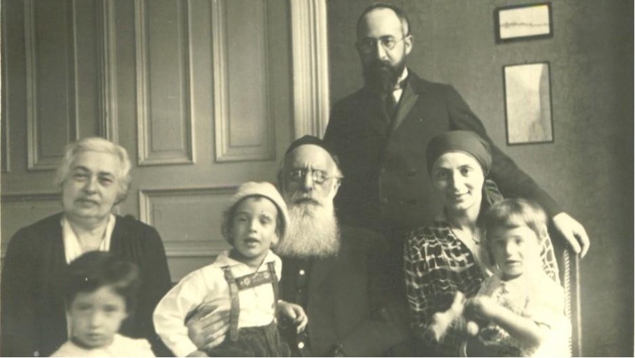 Salomo Birnbaum with his wife Irene Rikl Grünwald, his parents and his three eldest children around 1930. Photo provided by his son David Birnbaum / Nathan & Solomon Birnbaum Archives, Toronto.