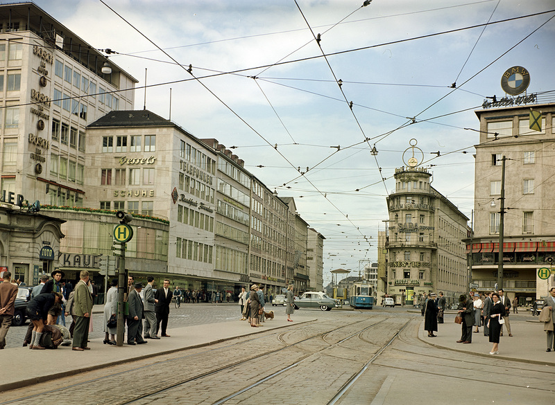 Blick vom Karlsplatz auf das „Pini-Haus“, 1957 Obwohl es das Geschäft schon seit Jahrzehnten nicht mehr gibt, trägt das Gebäude seit dem Einzug des Optikergeschäfts Pini in den 1950er Jahren den Spitznamen „Pini-Haus“. Quelle: SLUB/Deutsche Fotothek, Gertrud Heinrich