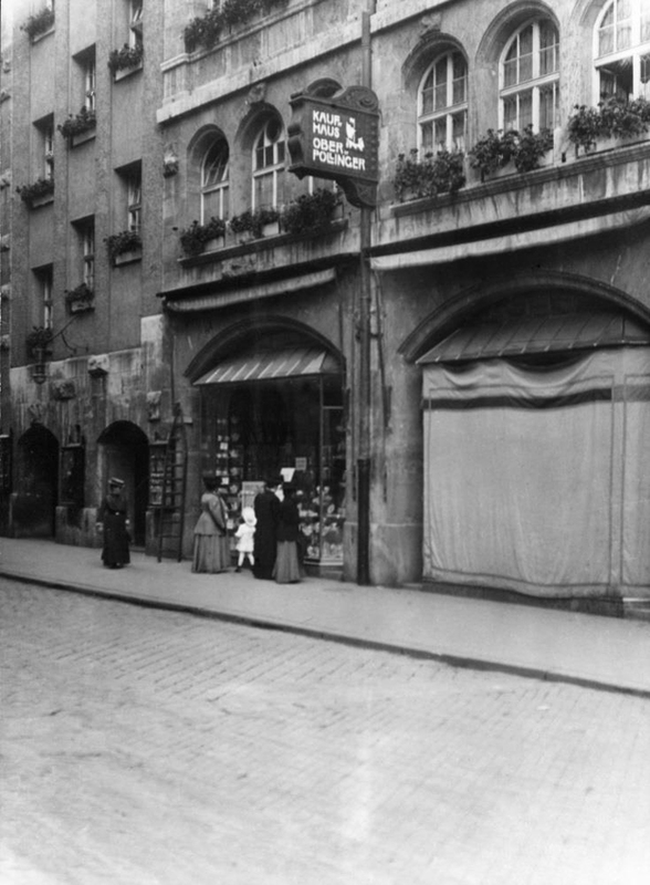 Kaufhaus Oberpollinger, 1910 Der Blick in die Herzog-Max-Straße zeigt die großen Schaufenster, in denen das Warenangebot präsentiert wurde. Quelle: Stadtarchiv München, FS-HB-XXIII-101