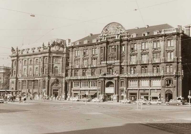 „Haus Bernheimer“, vor 1987 Bis zur Löschung der Firma 1987 hatte das „Bernheimer-Palais“ sich fast ein Jahrhundert lang am Lenbachplatz 3 befunden. Quelle: Zentralinstitut für Kunstgeschichte, Photothek/Archiv, Th. 223885 Erstellt von: Arthur Schlegel