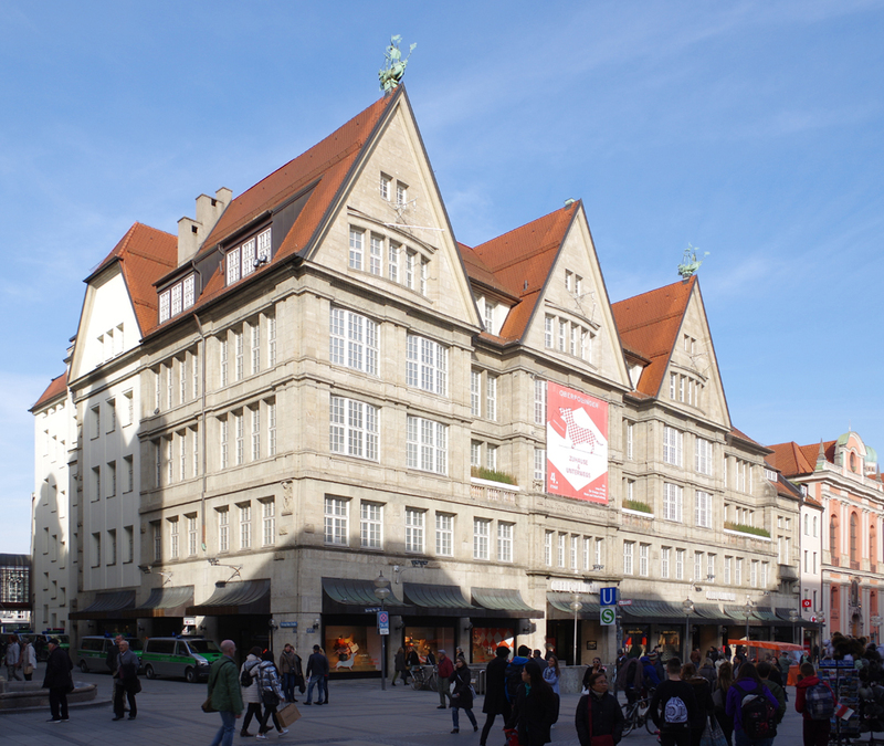Kaufhaus Oberpollinger 2017 Das Kaufhaus brannte nach einem Bombentreffer im Zweiten Weltkrieg nahezu vollständig aus. Erst 1954 konnte das gesamte Gebäude wieder eröffnet werden. Quelle: Wikimedia Commons Erstellt von: Berthold Werner