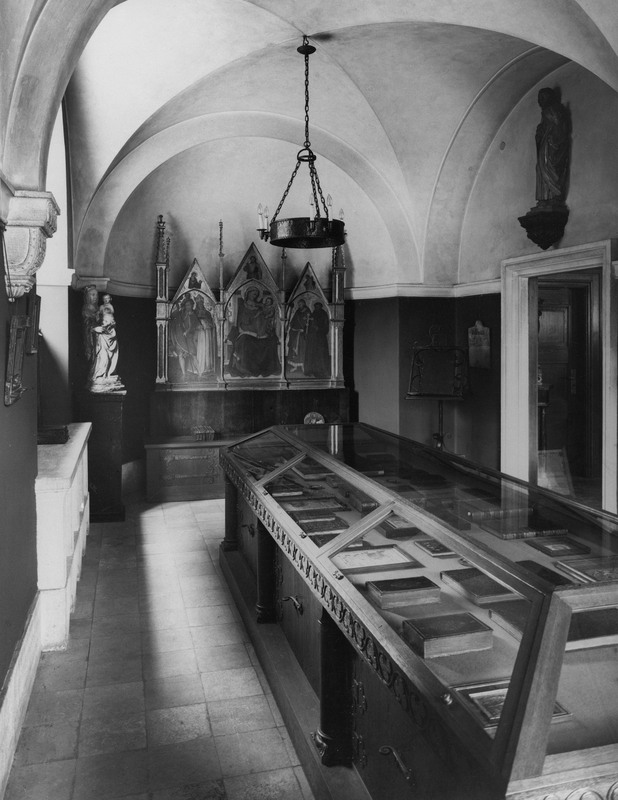 Ansicht der Geschäftsräume III Angrenzend an den großen Ausstellungsraum befand sich ein kleinerer Raum, der mit einem nachgeahmten Kreuzrippengewölbe und dem großformatigen Altarbild an der Stirnseite des Raumes der Gestaltung einer Kapelle nachempfunden war. Quelle: Stadtarchiv München, FS-V-038-07-05