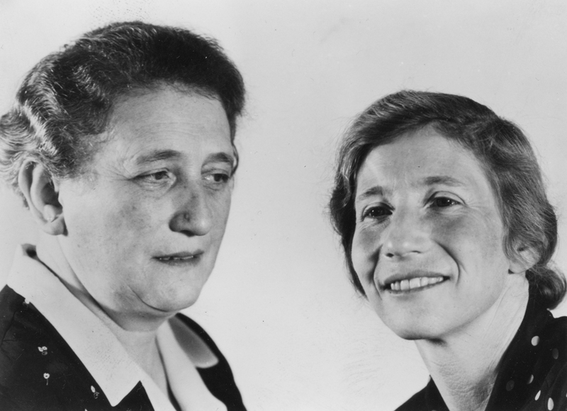 Dorline Springer und Anny Rosenthal, geb. Springer, Chicago, 1937/38 Im Winter 1937/38 reiste Dorline Springer in die USA zu ihrer älteren Tochter Anny, die 1936 mit Mann und Kindern nach Chicago ausgewandert waren, um der Verfolgung durch die NS zu entkommen. Dorline kehrte nach dem viermonatigen Besuch wieder nach München zurück. In den 1950er Jahren bekam Anny Entschädigung für das Haus Rosental 19. 1968 nahm sie sich das Leben. Quelle: Familienbesitz – © Rosenthal-Springer-Archiv Erstellt von: Julius Rosenthal