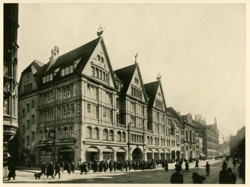 Das Kaufhaus Oberpollinger, 1911 Aufsehenerregende Werbemaßnahmen, wie etwa ein ab 1907 kostenlos verteiltes Modeblatt, trugen wesentlich zum Erfolg des Hauses bei. Quelle: Stadtarchiv München, FS-LI-0276-028 Erstellt von: Graphische Kunstanstalten F. Bruckmann AG, München