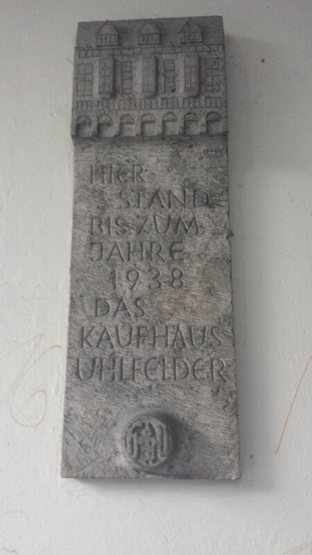 Gedenktafel für Heinrich Uhlfelder am Gebäude des Stadtmuseums Rosental/ Ecke Oberanger. An der Ecke Rosental/ Oberanger erinnert heute eine Gedenktafel an den Standort des Kaufhauses Heinrich Uhlfelder. Im Zuge der Neugestaltung des Gebäudekomplexes soll der Vergangenheit des Anwesens und der Geschichte der Familie Uhlfelder künftig jedoch weitaus prominenter gedacht werden. Erstellt von: Heidi Rehn