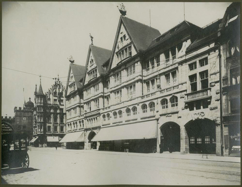 Karstadt Haus Oberpollinger, 1905 Das Gebäude mit seinen drei prägnanten Giebeln wurde vom Bauunternehmen Heilmann & Littmann geplant und realisiert. Quelle: Stadtarchiv München, FS-STB-8394 Erstellt von: Stuffler
