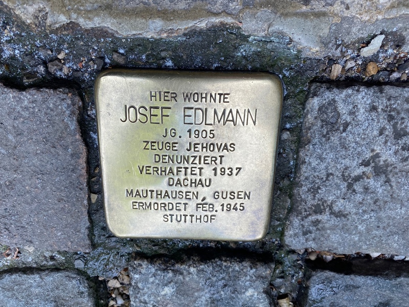 Stolperstein für Josef Edlmann, 2022 Der Stolperstein für Josef Edlmann wurde 2019 vor seinem letzten Wohnsitz, dem Gebäude Lindwurmstraße 33, verlegt. Erstellt von: Christoph Wilker