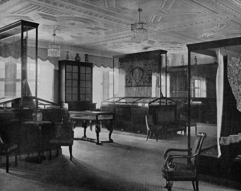 Spitzensaal, 1910/11 Eine Ausstellung kostbarer Stickereien und Spitzen befand sich im großen Saal des Mittelbaus im 3. Stock. Quelle: Kunst und Handwerk 61 (1910/11), Heft 1, S. 5.