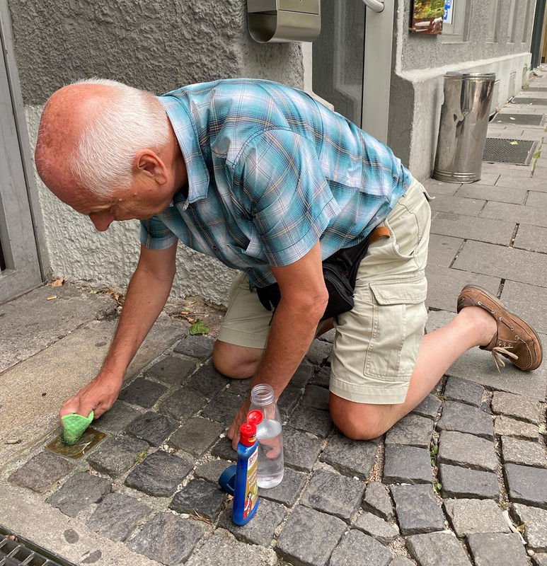 Reinigung des Stolpersteins, 2022 Christoph Wilker vor dem Eingang zur Lindwurmstraße 33. Erstellt von: Gudrun Wilker