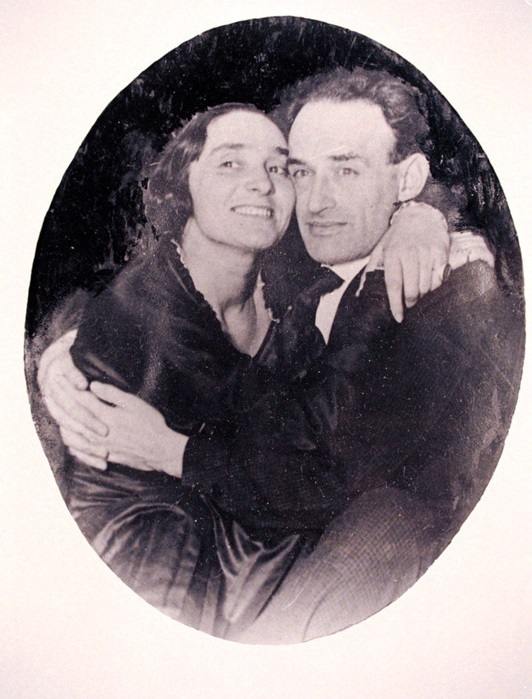 Susanne Carvallo-Schülein und Julius Wolfgang Schülein, o. D. Julius Wolfgang Schülein (1881–1970) wurde in einer jüdischen Münchner Bankiersfamilie geboren. Nach dem Jurastudium (1900–1904) studierte er Malerei: in München 1905 an der Heymann-Schule und ab 1906 an der Akademie der Bildenden Künste und ab 1908 in Paris an der Malschule „La Palette“. Suzanne Carvallo (1884–1972) wurde in eine vornehme Familie portugiesisch-jüdischer Herkunft hineingeboren. Die beiden trafen sich 1908 in der Malschule „La Palette“, heirateten 1912 und zogen nach München, wo sie im Oktober 1912 die Neue Münchner Secession mitbegründeten. 1930 gingen sie nach Berlin. Am 1. April 1933, dem Tag des Boykotts jüdischer Geschäfte, flohen sie nach Paris. Anfang Dezember 1941 verließ das Paar auf einem portugiesischen Frachter Europa. Quelle: Leo Baeck Institute, Portrait of Susanne Carvallo-Schuelein and Julius W. Schuelein, F 34859.