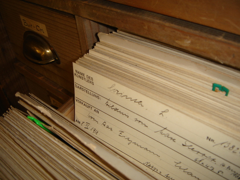 Objektkarteikarten aus dem Archiv der Galerie Heinemann, 2009 Seit 1972 befinden sich die Geschäftsunterlagen der Galerie Heinemann in Nürnberg. Das Deutsche Kunstarchiv stellte sie in der ersten großen Provenienzforschungs-Datenbank 2010 online. Im Zeitraum von 1890 bis 1939 registrierte die Kunsthandlung in ihren Karteien und Geschäftsbüchern insgesamt rund 43.000 Gemälde. Davon handelten sie mit etwa 17.500 tatsächlich, etwa 19.500 hatten sie in Kommission genommen und etwa 6.000 Werke waren ihr angeboten worden, die sie aber nicht annahmen. Sie stellen eine wichtigen Quellenbestand für die Provenienz-, Sammlungs- und Kunstmarktforschung dar: http://heinemann.gnm.de/ Quelle: Deutsches Kunstarchiv, Nürnberg Erstellt von: Birgit Jooss