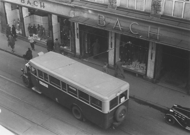 Das Bekleidungshaus Isidor Bach, 1934 Die deutschlandweiten Boykottmaßnahmen des NS-Regimes ab April 1933 trafen das Bekleidungshaus in der Sendlinger Straße 4-6 hart; in der Folge verzeichnete es einen massiven Umsatzeinbruch. Quelle: Stadtarchiv München, FS-STB-7896 Erstellt von: Heinz W. Valérien