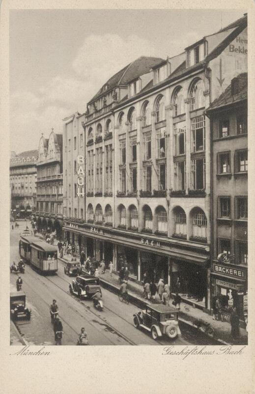 Gebäudeansicht des Bekleidungshauses Isidor Bach, 1930. Spektakulär war die 28 Meter lange Schaufensterfront, zu jener Zeit einmalig in der königlichen Haupt- und Residenzstadt München. Quelle: Stadtarchiv München, FS-PK-STB-01776