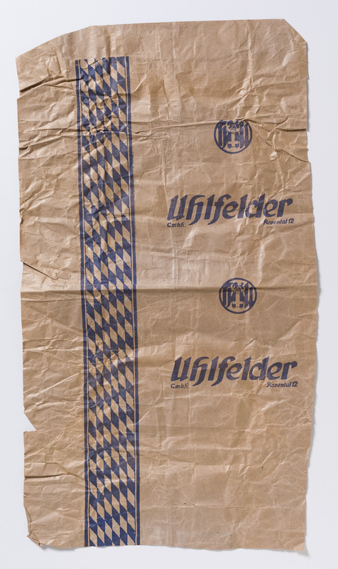 Einpack-Papier "Uhlfelder", um 1933. Dank geschickter Produktions- und Einkaufsweisen lockte das Kaufhaus Uhlfelder mit günstigen Preisen und einer breiten Warenpalette. Quelle: Münchner Stadtmuseum, Sammlung Online Erstellt von: Münchner Stadtmuseum, Ernst Jank