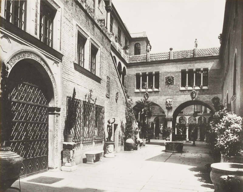 Hof nach den Arkaden, 1910/11 „Der freie Hofraum zwischen dem neuen Flügel, den nachbarlichen Anwesen und dem Vorderhause am Lenbachplatz erhielt nach italienischen Vorbildern eine malerische Ausgestaltung mit offenen Hallen und einer Freitreppe. Es war die Absicht, die dort teils eingemauerten, teils frei aufgestellten Architekturteile, Figuren, Gartendekorationsstücke usw. zu einer besonderen Wirkung zu bringen. Zum gleichen Zweck und zum Schmuck des Hofraumes wurde eine Anzahl alter Marmorportale, Steinreliefs und Wappen aus der Sammlung der Firma eingebaut.“ (Anon.: Der Erweiterungsbau des Geschäftshauses L. Bernheimer in München, Ottostraße 14, 15 und 16, in: Blätter für Architektur und Kunsthandwerk 24 [1911], Heft 2, S. 5). Quelle: Zentralinstitut für Kunstgeschichte, Photothek/Archiv, Th. 179644 Erstellt von: Ehem. Staatliche Bildstelle Berlin