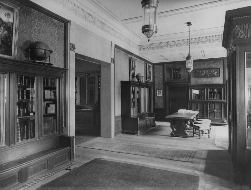 Ansicht der Geschäftsräume I Der Haupteingang des Antiquariats an der Brienner Straße führte die Kunden direkt in den großen Ausstellungsraum, der mit Stoff bezogenen Wänden, Holzvitrinen und Gemälden ausgestattet war. Quelle: Stadtarchiv München, FS-V-038-07-03