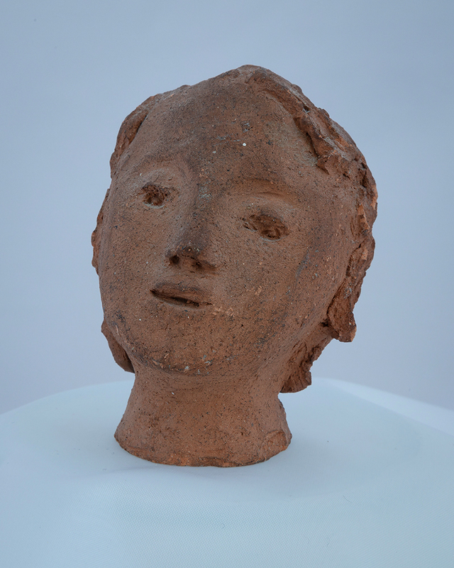 Elisabeth Springer, Kopf, Terrakotta, undatiert Von den Werken Elisabeth Springers sind neben der Zeichnung von einem Jungen mit Pferden nur ein Aquarell und dieser kleine modellierte Kopf erhalten – entweder nahm Elisabeths Schwester Anny ihn schon 1936 bei der Auswanderung in die USA mit oder deren Mutter Dorline brachte ihn 1937 nach Chicago mit, als sie Anny und Familie dort besuchte. Eine unvollendete Wandmalerei, wenige Gemälde und Grafiken sowie einige Skulpturen der Künstlerin sind nur durch Fotografien bekannt. Quelle: Familienbesitz – © Rosenthal-Springer-Archiv Erstellt von: Eric Rorer