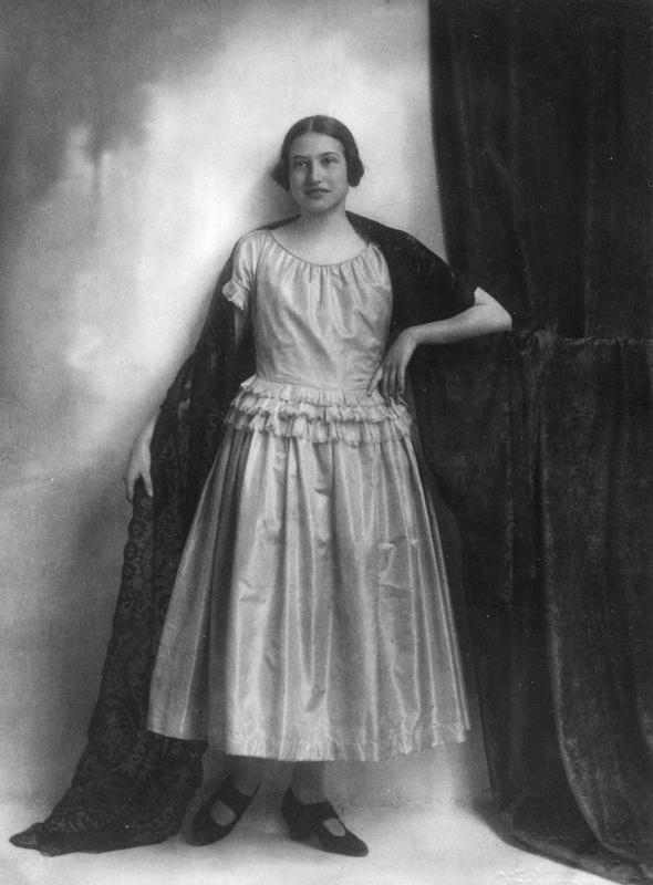 Elisabeth Springer als Schauspielerin, undatiert Neben ihren Aktivitäten als bildende Künstlerin machte Elisabeth Springer (1904–1941) eine Schauspielausbildung, die sie 1931 abschloss. Mehrere Engagements Springers als Schauspielerin in den 1930er Jahren sind belegt. „Sie ist von zierlicher Erscheinung und hat eine eigentümlich rauhe Stimme, die aber durch die Vielfältigkeit ihrer Nuancierung überrascht.“ (Unbekannt: Rezension zur Aufführung des Lustspiels „Warum lügst du, Chérie“, Central-Verein-Zeitung, 1937, Nr. 4, Heft 2, Beiblatt.) Quelle: Familienbesitz – © Rosenthal-Springer-Archiv