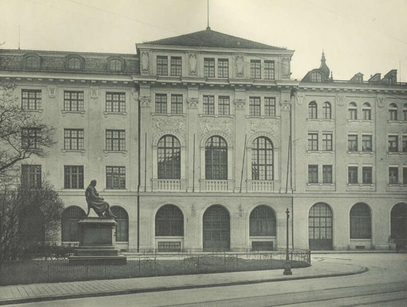 Erweiterungsbau Ottostraße 14, 15 und 16, 1910/11 Die Fassade an der Ottostraße war im „Charakter einfacher Münchner Verputzarchitektur des 18. Jahrhunderts“ gehalten. (Bayerischer Architekten- und Ingenieurverband [Hg.], München und seine Bauten, München 1912, S. 339). Erstellt von: Blätter für Architektur und Kunsthandwerk 24 (1911), Heft 2, Taf. 11.
