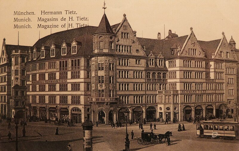 Postkarte des Kaufhauses Hermann Tietz, 1909 Das Kaufhaus Hermann Tietz am Münchener Bahnhofsvorplatz wurde vom Münchner Unternehmen Heilmann & Littmann realisiert. Quelle: Wikimedia Commons Erstellt von: Oktobersonne
