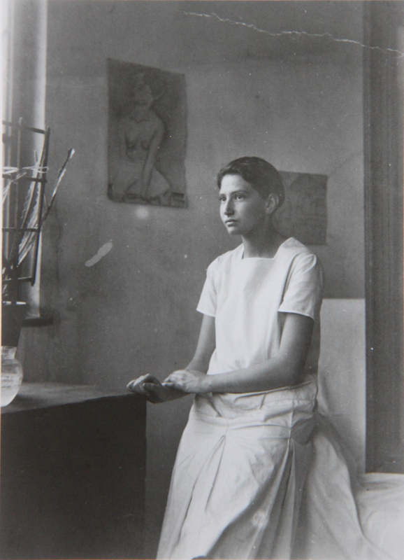 Elisabeth Springer in ihrem Atelier, Rosental 19 in München, undatiert Laut Familienerzählung hatte Elisabeth Springer im Dachgeschoss des Hauses Rosental 19 ihr „Reich“, d.h. ihr Atelier – bis 1939, als sie und ihre Mutter Dorline Springer gezwungen wurden, in ein sogenanntes „Judenhaus“ zu ziehen. Quelle: Familienbesitz – © Rosenthal-Springer-Archiv