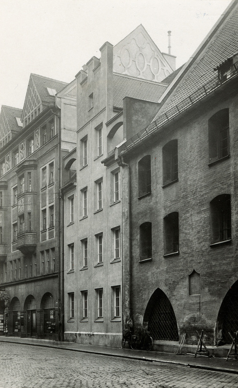 Kaufhaus Heinrich Uhlfelder neben dem ehemaligen Historischen Museum, dem heutigen Münchner Stadtmuseum, 1927. Um 1930 verfügte das Kaufhaus Uhlfelder über eine Verkaufsfläche von 7.000 Quadratmetern und erstreckte sich auf den gesamten Gebäudekomplex zwischen Oberanger, Rosental und Nieserstraße. Quelle: Münchner Stadtmuseum, Sammlung Graphik / Gemälde Erstellt von: Städtisches Hochbauamt