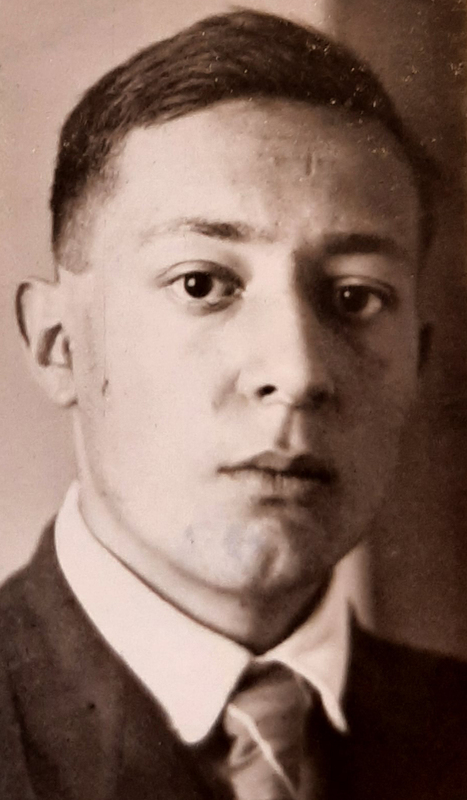 Konrad Heiden, 1920 Das Porträtfoto auf der Rückseite seiner Studentenkarte zeigt den 18-jährigen Konrad Heiden kurz vor seiner Einschreibung an der LMU. Quelle: LMU Universitätsarchiv