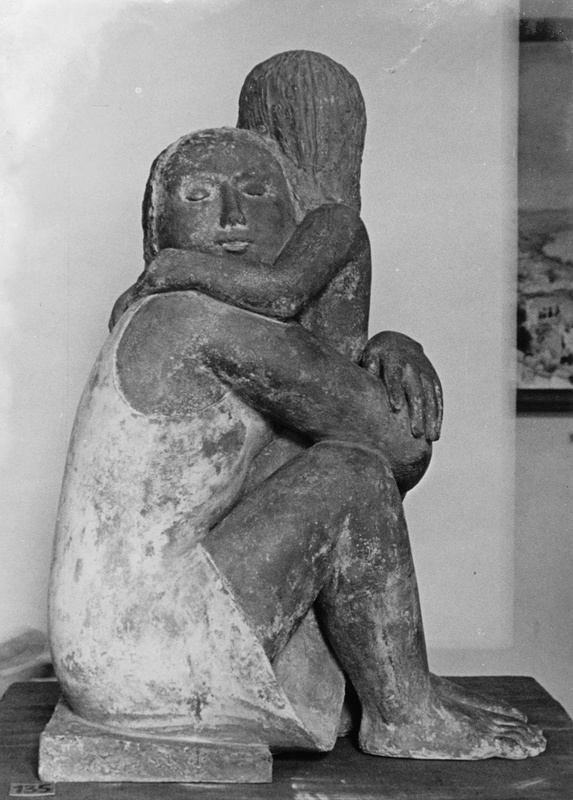 Elisabeth Springer, Mutter und Kind, Kunststein, um 1935/36 1936 kaufte das Jüdische Museum Berlin diese Skulptur Elisabeth Springers, von der es hieß: „Die […] Plastik Mutter und Kind in ihrer blockhaften Geschlossenheit, dem engen Aneinanderschmiegen der beiden Körper, dem strengen, unpathetischen Ernst dieser Frau mit ihrem Kind legt Zeugnis ab von der starken Begabung der Künstlerin.“ (Lotte Pulvermacher: Reichsausstellung jüdischer Künstler im Berliner Jüdischen Museum, in: Bayerische Israelitische Gemeindezeitung vom 1.6.1936, Nr. 12, Heft 11, S. 251–252.) Quelle: Familienbesitz – © Rosenthal-Springer-Archiv Erstellt von: Abraham Pisarek