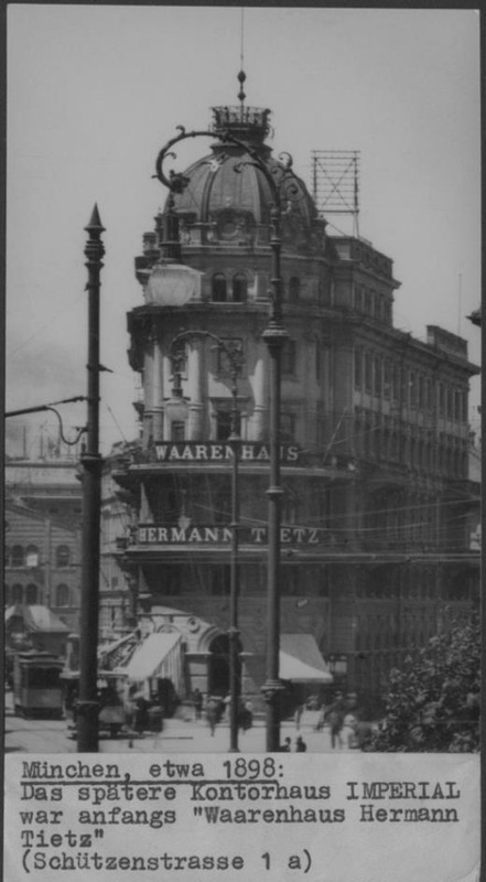 Das Warenhaus Hermann Tietz in der Schützenstraße 1a, ca. 1898 Ihr erstes Münchner Geschäft hatten Hermann Tietz und sein Neffe Oscar bereits 1889 in der Schützenstraße 1a am Karlsplatz/Stachus eröffnet. Später eröffnete die Filiale am Bahnhofplatz. Quelle: Stadtarchiv München, FS-STB-8389 Erstellt von: Walter Bernard Francé