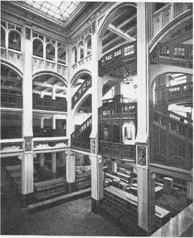 Der Lichthof mit Treppenanlagen, 1904 Im Inneren erstreckte sich das Kaufhaus über vier Etagen, zwei weitere dienten als Verwaltung und Lager. Besonders beeindruckte der Bau durch seinen glasüberdachten Lichthof. Quelle: Heinrich Habel, Johannes Hallinger, Timm Weski: Neuhauser Straße 18, in: Denkmäler in Bayern. Landeshauptstadt München MItte, Band 2, München 2009, S. 690.