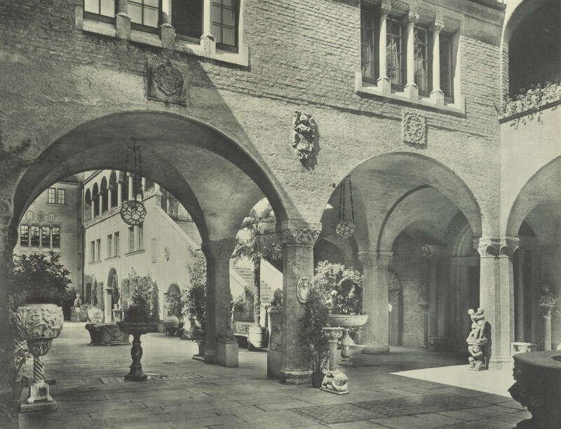 Blick in den Hof, 1910/11 „Es fehlt dem stimmungsvollen Hofe nichts als der ewig blaue italienische Himmel darüber. […] Der Besucher, der alle diese Herrlichkeiten genießt, vergißt auf Augenblicke, daß er sich in unmittelbarer Nähe der belebten Straßen und Plätze Münchens befindet.“ (Alexander Heilmeyer: Zum Erweiterungsbau des Geschäftshauses Bernheimer in München, in: Kunst- und Handwerk 61 [1910], Heft 1, S. 1–7, hier S. 5, 6). Quelle: Blätter für Architektur und Kunsthandwerk 24 (1911), Heft 10, Taf. 92.