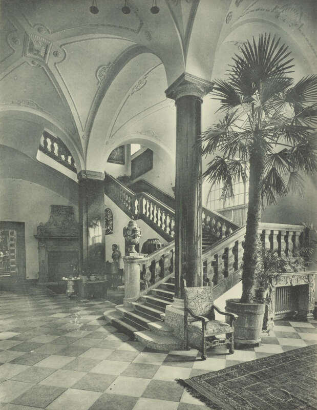 Haupttreppenhaus des Erweiterungsbaus, 1910/11 Vestibül und Haupttreppenhaus befanden sich im Mittelbau an der Ottostraße. Quelle: Blätter für Architektur und Kunsthandwerk 24 (1911), Heft 2, Taf. 12.