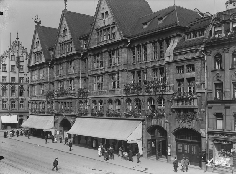 Kaufhaus Oberpollinger & Karstadt, 1920/1940 Mitte der 1920er Jahre verkaufte Max Emden seine Warenhäuser an den ebenfalls jüdischen Unternehmer Rudolph Karstadt. Die Wirtschaftskrise 1929 und zunehmende Anfeindungen gegen jüdische Geschäfte machten den Karstadt-Häusern schwer zu schaffen. Quelle: Bildarchiv Foto Marburg, fm820184