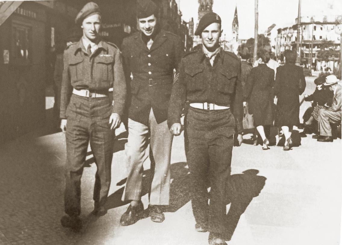 Manfred Nomburg, Peter Weidenreich, Harry Nomburg in Berlin, 1946 © privat